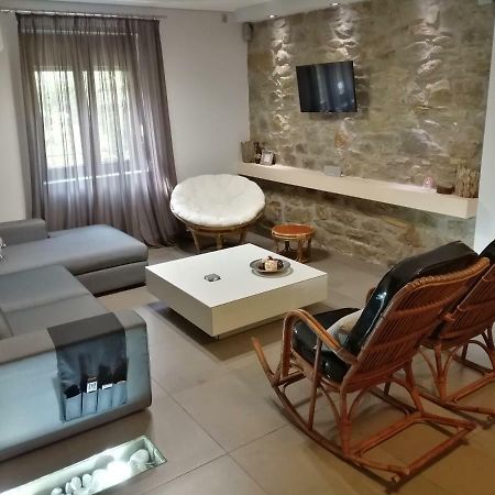 Modern Residence In The Center Of Trikala Bagian luar foto