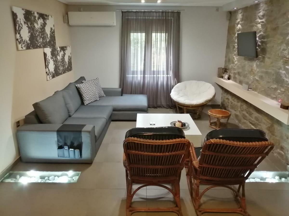 Modern Residence In The Center Of Trikala Bagian luar foto